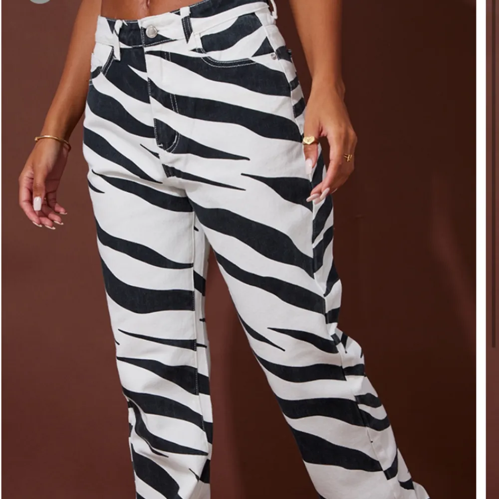 Ett par skitcoola zebra jeans från prettylittlething i storlek 34, men skulle säga att de passar 36 också! Endast använda två gånger, så bra skick. Passar perfekt till temafest eller festival! 🔥. Jeans & Byxor.