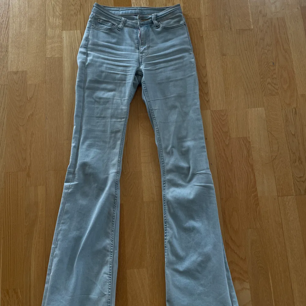 Blåa jeans från Weekday i modellen FLARE, storlek 26/34. Jeans & Byxor.