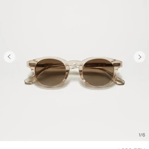 Chimis - Färgen ecru modell 03, köptes i maj förra året och användes den sommaren! Säljer dem då jag vill köpa nya! Pris kan diskuteras! Nypris är 1350! Original box och påse kommer med! Egna bilder kan ges vid förfrågan!