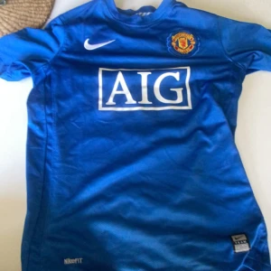 Man United tredje kit 08-09  - I perfekt skick använd runt 3-4 gånger. Pris kan diskuteras! 