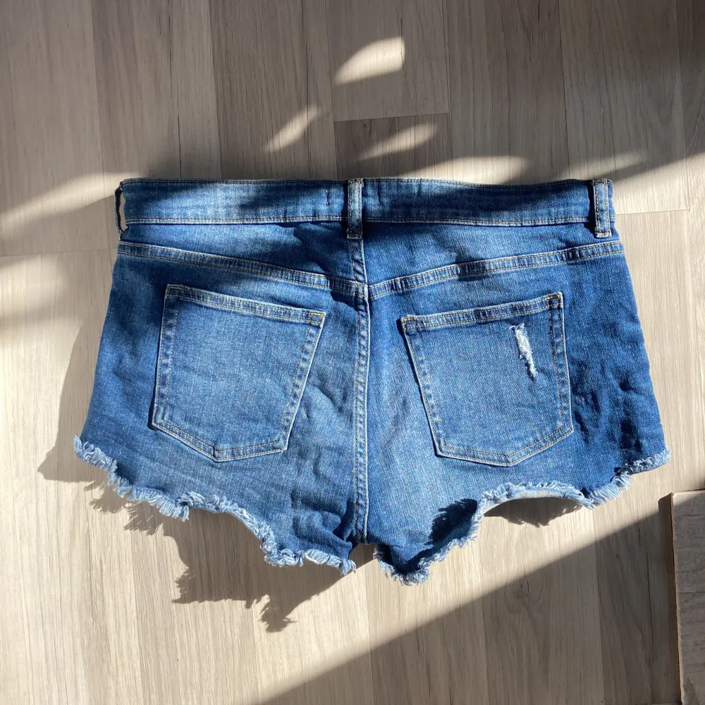 Jätte snygga jeansshorts! Perfekta nu till när det börjar bli varmare💗 Använda 1 gång så dem är i nytt skick!. Shorts.