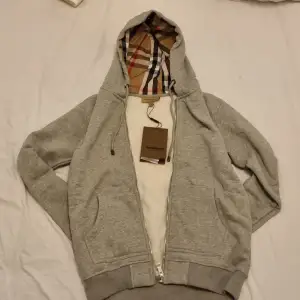 Säljer min Burberry zip hoodie i nyskick! Storlek 170 cm / small size. Kontakta mig vid frågor eller ytterligare bilder.