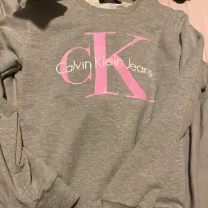 Calvin Klein hoodie, säljer då jag inte gillar den, aldrig använd
