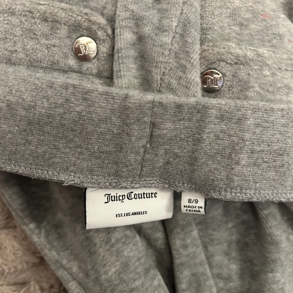 Juicy couture byxor i storleken 8/9 år slash 128/134 för korta för mig, använda fåtal ggr, säljs för 260kr + frakt (org pris 699kr) kommer från rök och djurfritt hem. Jeans & Byxor.