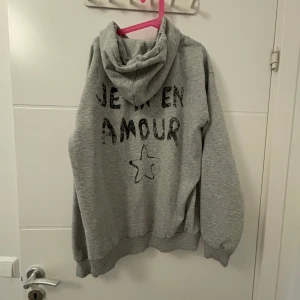 Hoodie  - Säljer eftersom den inte kommer till användning. Skriv priv för mer bilder Strl. 164 men passar mig som vanligtvis har S