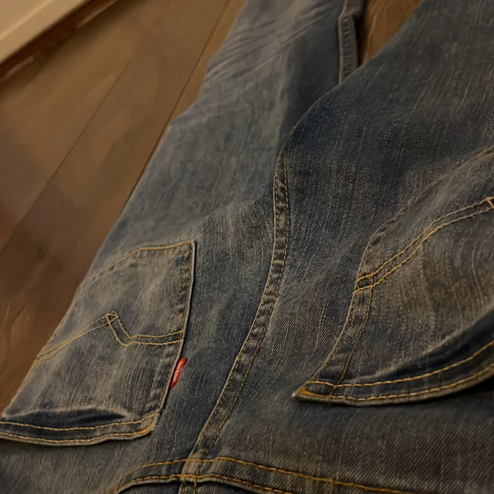 Snygga slimmade jeans ett par 510 skit snygga passar till nästan allt skick 7/10 har använt några gånger, de inget fel på byxorna inga skador eller nåt👍. Jeans & Byxor.