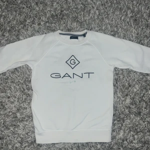 Gant tröja - Säljer denna pga för liten, det finns ett märke på framsidan som ej går bort annars i ett perfekt sick!💓 Pris kan diskuteras 