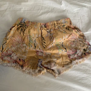Blommiga Tygshorts - Jättesöta low waist tygshorts från Australien till sommaren! Pris kan diskuteras🫶🏻