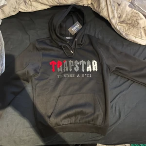 Trapstar hoodie tröja  - Hej, säljer den här trapstar tröjan då den var lite för liten för mig. Testad en gång så är i perfekt skick. Släpper den för endast 499 kr. Skriv för fler bilder.