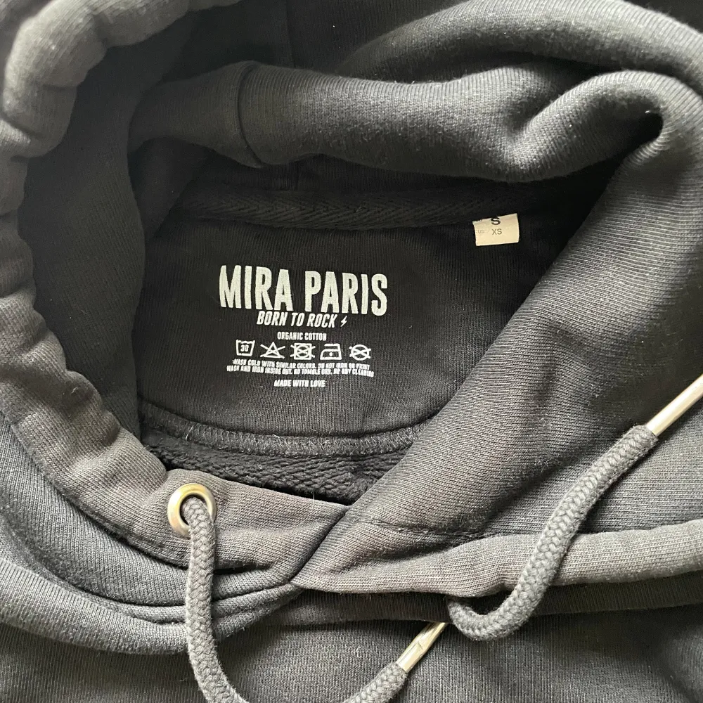 Säljer min jättefina Mi Amor hoodie från Mira Paris💘 Säljer den för att den inte kommer till användning💖Den är i jättefint skick❣️Hör gärna av för fler bilder🥰. Hoodies.