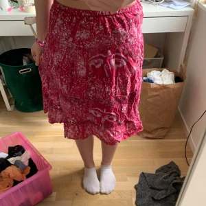 rosa kjol - en råsa knälång jätte söt kjol! den är köpt utomlands 
