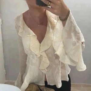 Volangblus  - Köptes för ca 1 år sen på zara! jag har använt den typ 4 ggr så den är i princip i nyskick. den är så sjukt fin och skön till sommaren!! bilderna är lånade men fixar egna om man skriver privat. 