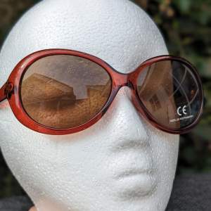 Vintage style Retro solglasögon  100 % UV 400 protection.  Jag samfraktar gärna och skickar mellan 1-3 dagar efter köpet 
