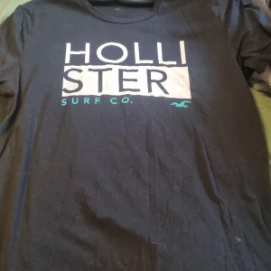 Hollister tröja - En svart lite sliten Hollister tröja, relativt använd. Den är i storlek M. Katter finns i huset! 