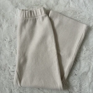 byxor - oanvända byxor från zara i storlek s💕