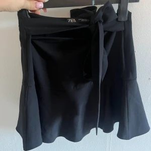 Kjol från Zara  - Svart kjol från Zara aldrig använd köpt för ca 2 år sen. Shorts under kjolen! Pris kan diskuteras