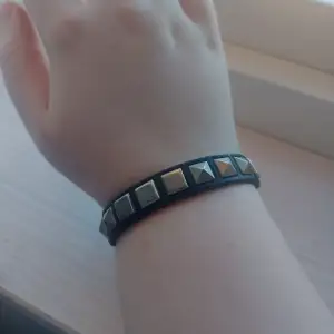 Ett enkelt armband i fake läder, använd ett par gånger. Skriv om ni har några frågor:)💕 