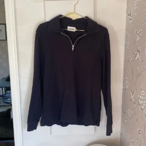 East west half zip - Säljer nu min East west half zip som är köpt för 800 kr. Storlek S. Bra skick. Tveka inte på frågor//Oliver