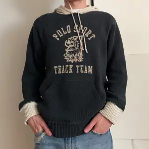 Trendig stickad hoodie från Ralph Lauren. Storlek M! Skick: 8/10, använd men inga defekter. Nypris är ca 2000. Hör av er för frågor!