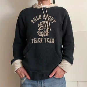 Stickad hoodie - Ralph Lauren - Trendig stickad hoodie från Ralph Lauren. Storlek M! Skick: 8/10, använd men inga defekter. Nypris är ca 2000. Hör av er för frågor!