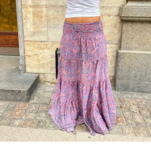 SÖKER  - Har ni en sån här eller liknande kjol så tveka inte utan skicka gärna bild och vad ni skulle kunna sälja den för💗💗💗