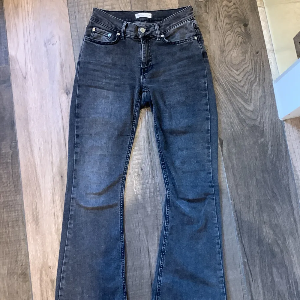 Low tall bootcut jeans från ginatricot. Väldigt casual och snygga men tyvärr lite stora för mig. Storlek 34 och lite långa på mig som är 158. Dom är en mörkgrå färg med inga synliga slitningar eller hål, har endast använt ett par gånger. Nypris 499🫶🏻. Jeans & Byxor.