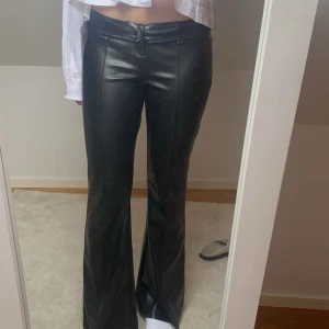 Skinnbyxor - Säljer dessa jättefina och populära skinnbyxor från New Yorker. I storlek L men passar mig som har S. Helt slutsålda 🤗 Har även sprätt upp dom som dom blev längre, passar mig på längden som är typ 175cm 🥰🥰