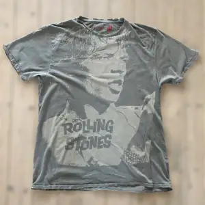 Rolling Stones t-shirt, lite ”solblekt” (se bild två). 