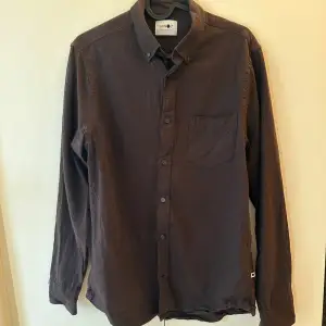 Fin mörkbrun skjorta från nno7 i storlek S. Har använt typ 1 gång, säljer då den tyvärr är för liten.