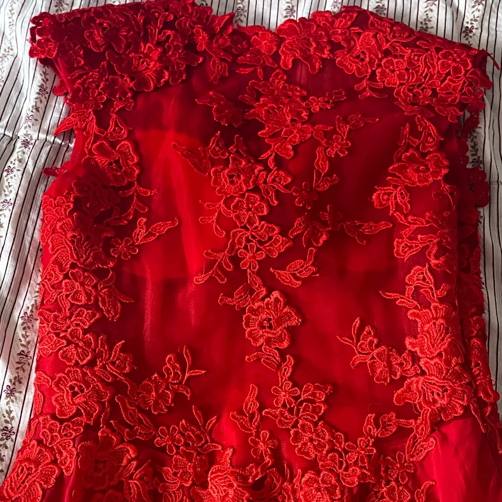 Röd klänning med blommor! Den är genomskinlig på ryggen och passar fint till balen. Endast använd 2 gånger och säljer den nu eftersom den inte kommer till användning, skriv om ni har några frågor!🫶. Klänningar.