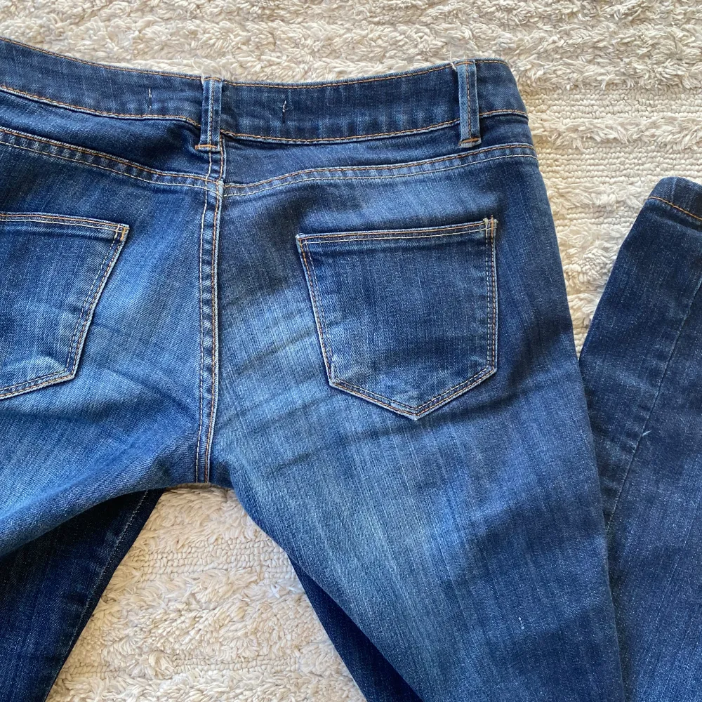 Supersnygga mörkblå jeans som är lågmidjade. De är utsvängda nertill!. Jeans & Byxor.