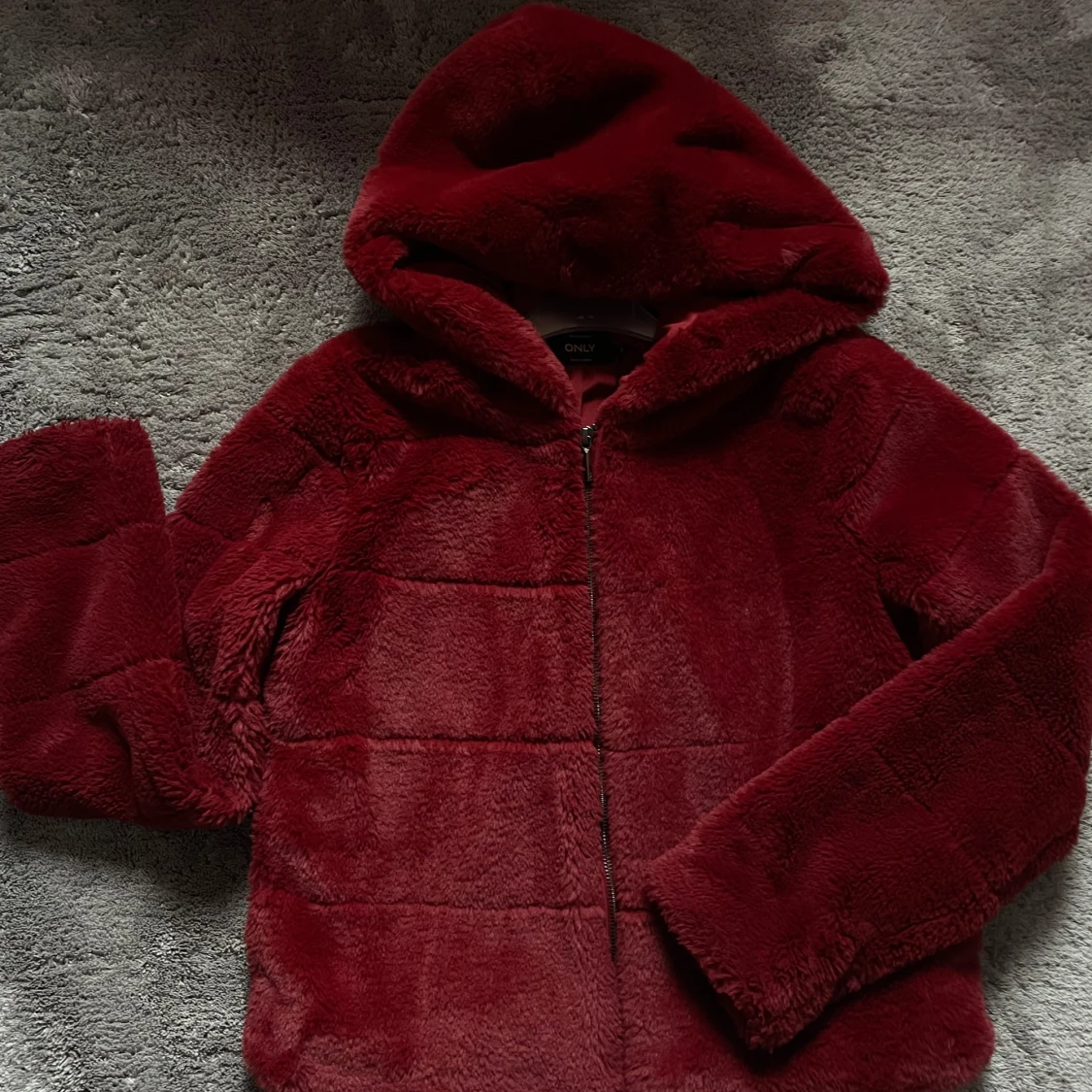 Vinröd pälsjacka  - 91