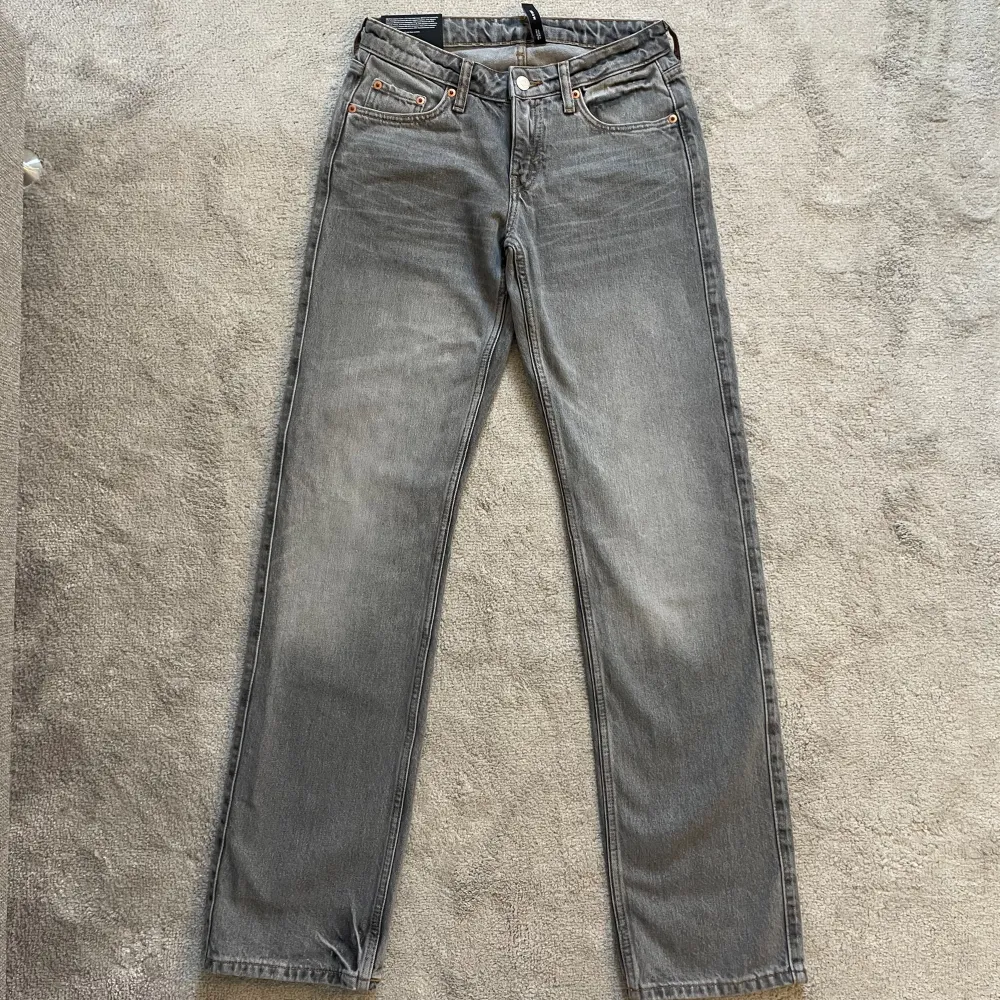 Helt oanvända jeans från Weekday i storlek 25/34. Köparen står för frakten🩶. Jeans & Byxor.