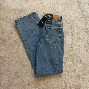Blå jeans från BikBok i storlek 25. De är helt oanvända med lappar kvar. Köparen står för frakten💙