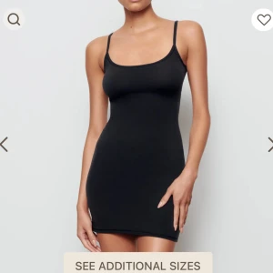 Skims klänning - Jätte fin fits everybody klänning ifrån skims, köpt för 875kr och helt oanvänd 🫶🏼 Pris kan diskuteras!