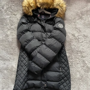 Svart Polo jacka - Lång svart Polo jacka för dam i storlek M. Ny skick ej använd. Köpt för 1500kr, säljer för 500kr. 