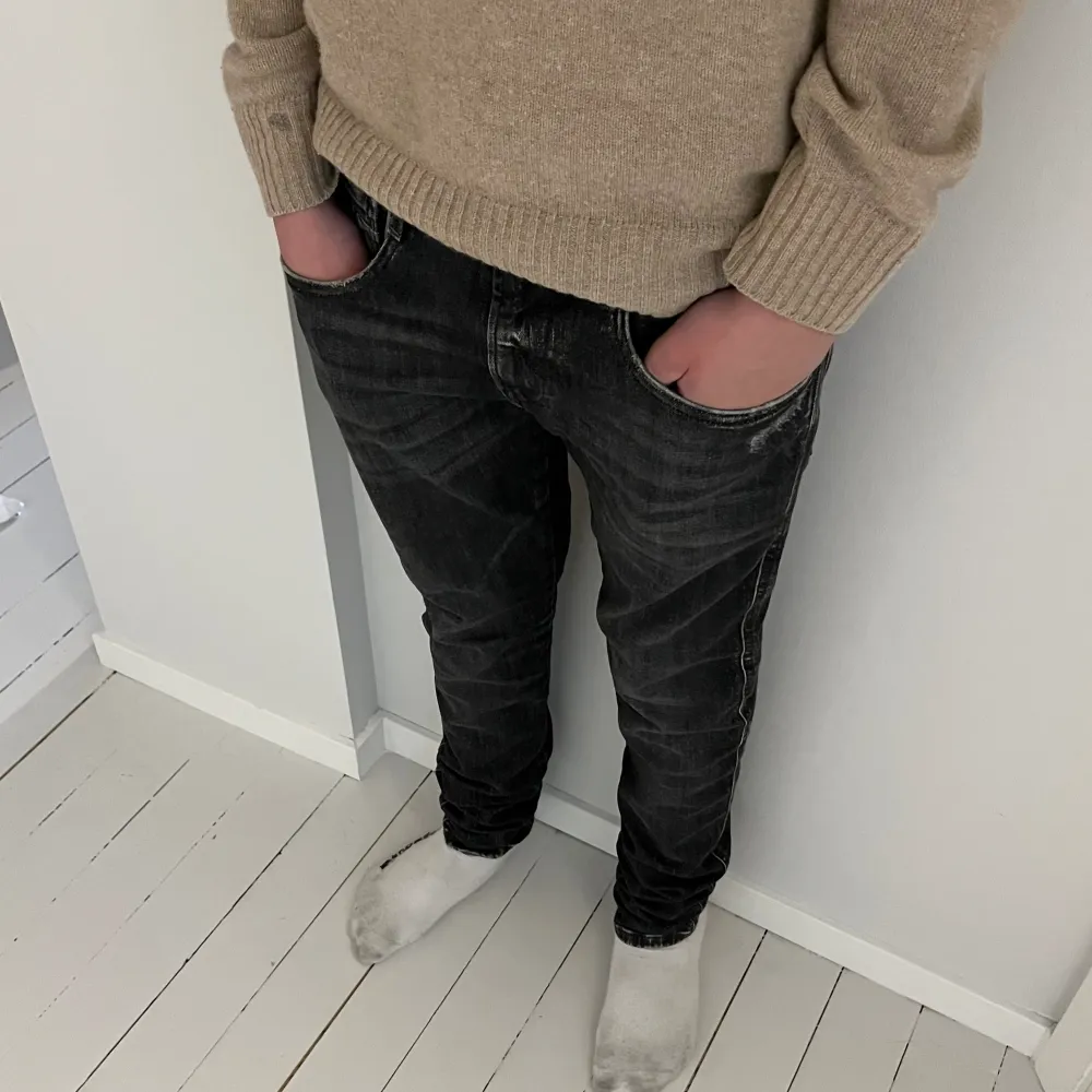 Ett par extremt snygga replay jeans i modellen ”anbass” | skick 9/10 nästintill nya endast andvända fåtal gånger | nypris ligger på ca 1600 kr | säljer pga för små | vid ytterligare funderingar är det bara att skriva. Jeans & Byxor.