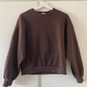 Säljer denna bruna basic sweatshirten från Gina Tricot i storlek XS. Min spegel är smutsig så det är inte tröjan som har fläckar. Sparsamt använd. Nypris: 259kr💕