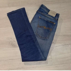 Nudie Jeans🔥 - Tja, vi säljer dessa jeans från Märket Nudie. knappt använda skulle säga att konditionen är 9/10. Nypris 1800kr vårt pris 499, tveka ej kontakta oss vid frågor🔥😁
