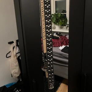 BB Simon bälte - BB Rhinestone bälte som säljes då de inte längre kommer till användning, bältet är max använt 5 gångner då de har testats. Låda medföljer. Kontakta gärna vid frågor :)