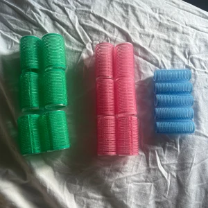 Papilloter i 3 olika storlekar - Papilloter som används 1 gång. Jag fastnade inte för dem och ligger enbart i lådan. Hoppas finna nytt hem