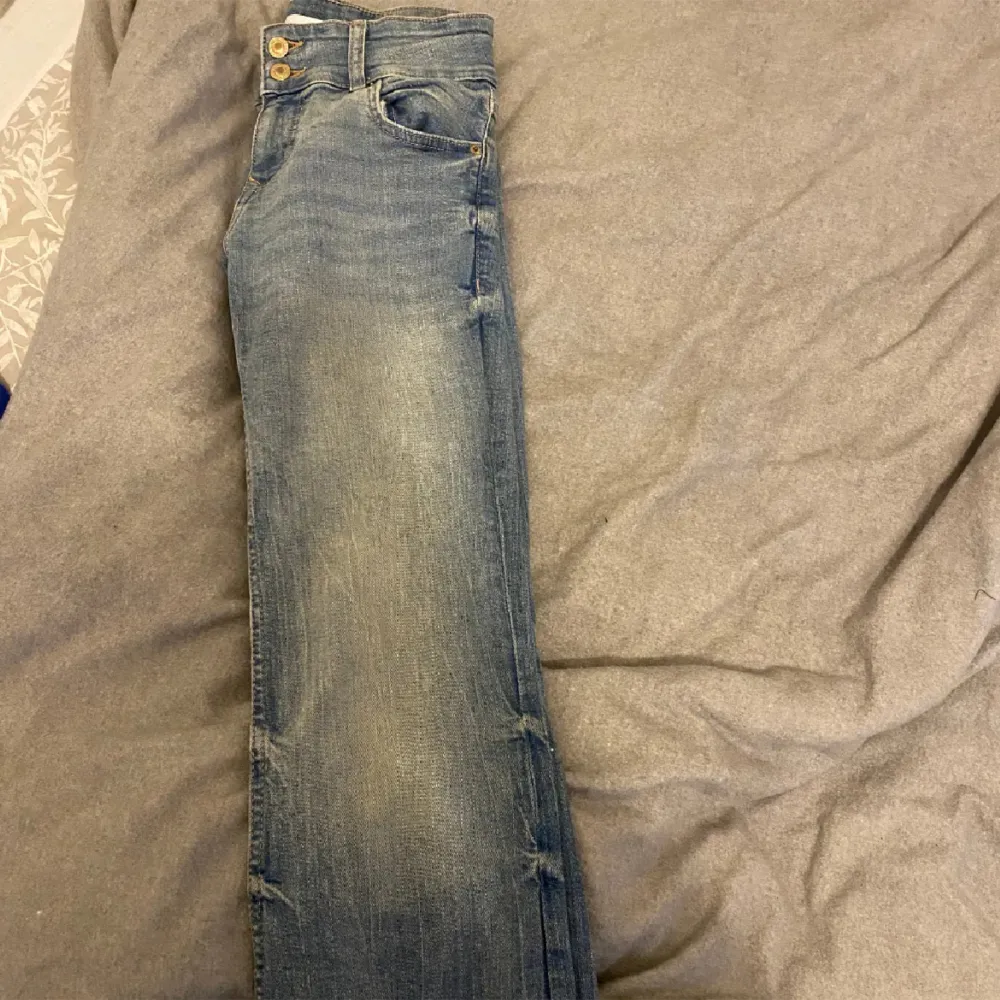 Säljer ett par lågmidjade jeans från Bershka, köpta här på plick men de kommer inte till användning. Knappt använda 💗. Jeans & Byxor.