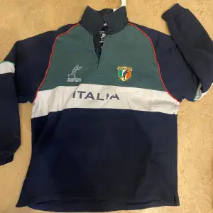 en vintage rugby tröja från italien. Det va min brorsas gamla och den i jätte bra skick! Oversized vibe!