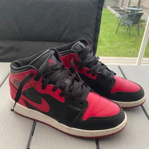 Air Jordan 1 Mid banned  - Jätte fina skor, använda men fortfarande i hyfsat bra skick. Säljer pga inte min stil längre. 