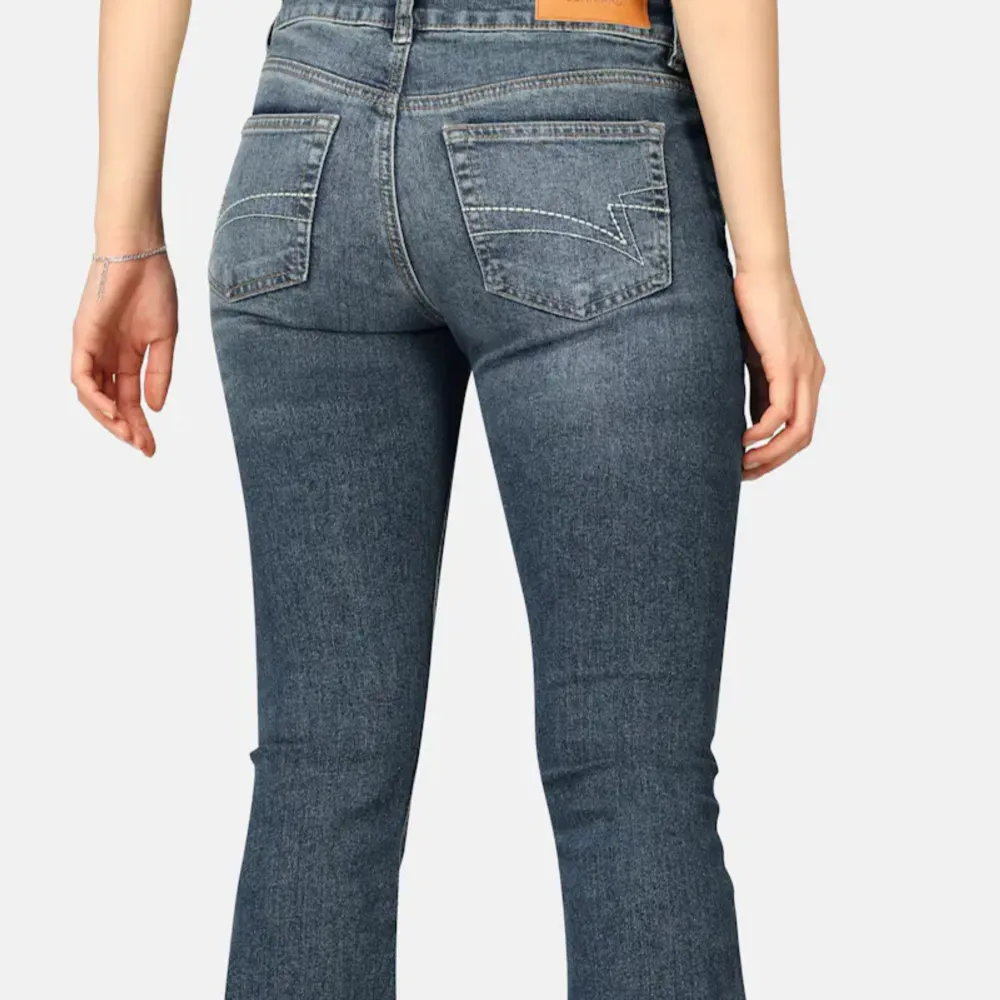 Lågmidjade jeans från junkyard med svin snygg detalj på fickorna🤩 Använda ett fåtal gånger då jag har liknande, köpta för 600 kr säljer för 400 kr (kan diskuteras vid snabb affär)🩷. Jeans & Byxor.