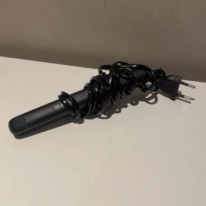 Mini plattång - Gullig mini plattång från normal. Funkar utmärkt men kommer inte längre till användning. Passar perfekt för lugg och kortare hår.🫶