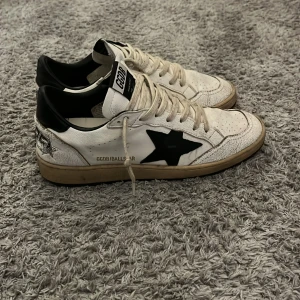 Golden goose ballstar - Tja säljer nu mina riktigt snygga o eftertraktade golden goose ballstar. Storlek 41 och de är true to size. Box följs med vid köp! 