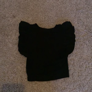 Topp - Svart zara topp som har volanger! Använt 1-2 gånger och har blivit för liten! Perfekta sommar tröjan💖