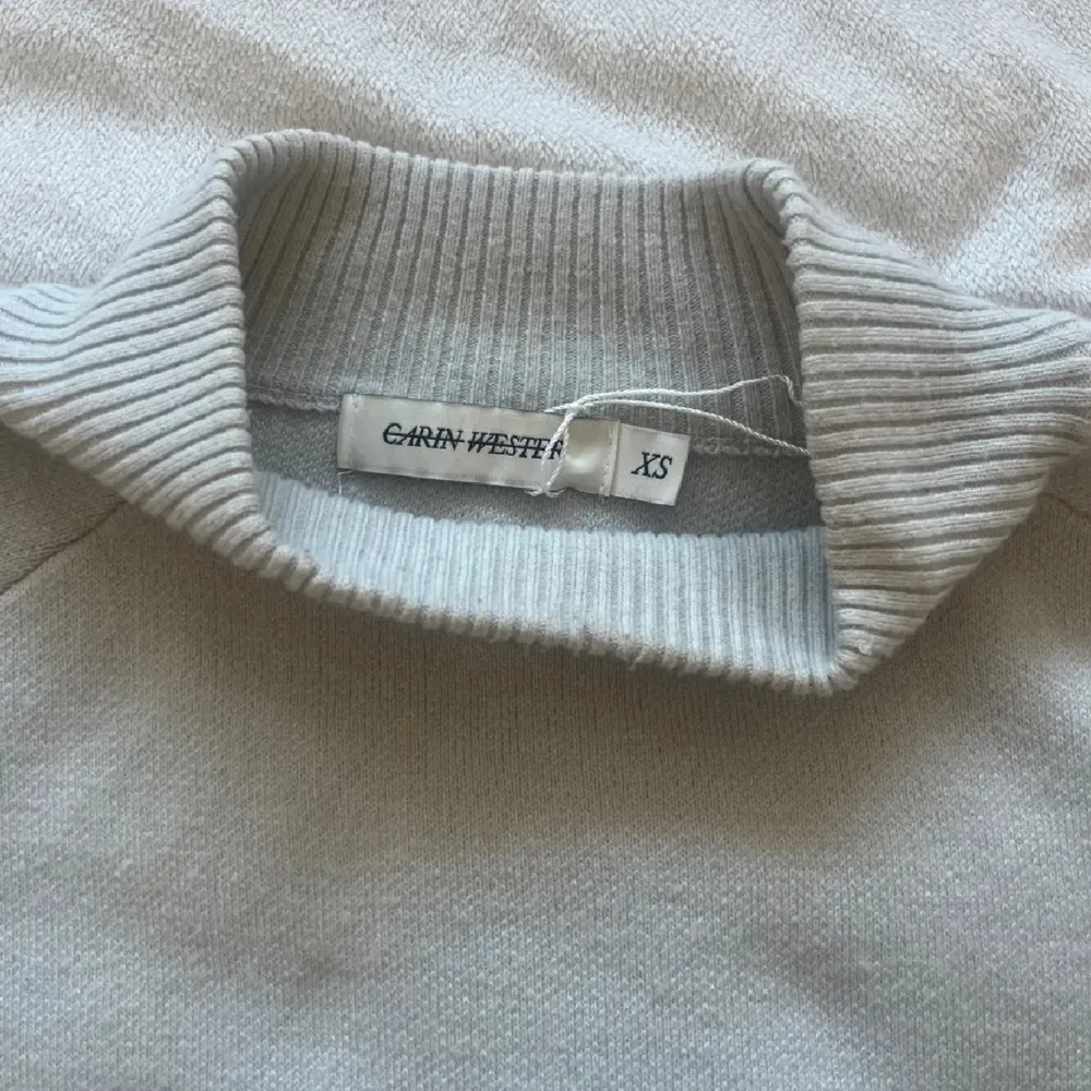 En beige tröja från Carin Wester❤️ sällan använd så den är i ett bra skick utan hål eller fläckar! Storlek xs❤️. Tröjor & Koftor.