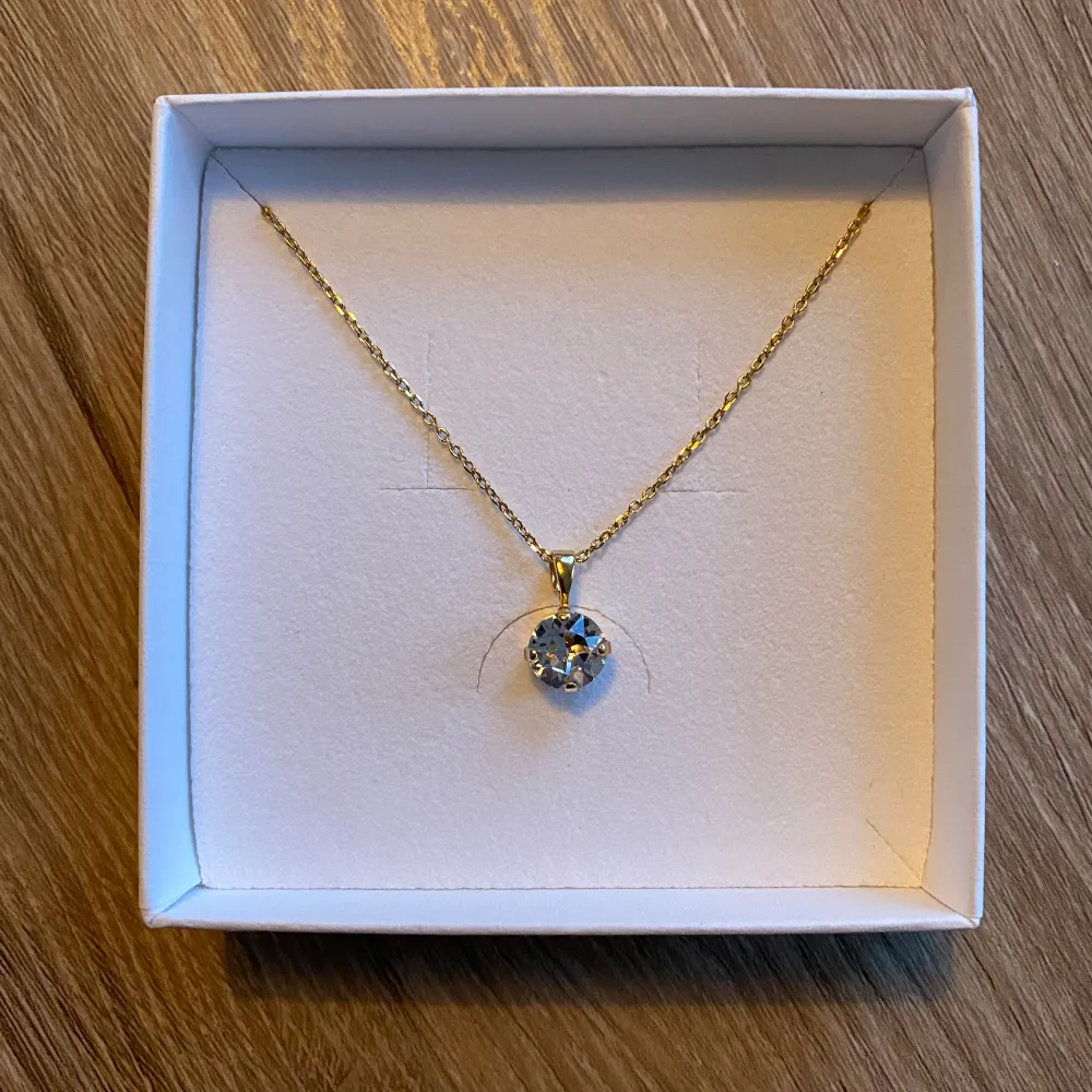 Jättefint helt nytt halsband från Caroline Svedbom i ”guld” med ”diamant”. Kommer inte till användning men sååå fint ❣️.. Accessoarer.